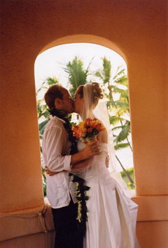 Bride and groom chare a kis in Lahaina