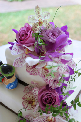 lavender prchids on wedding cake