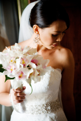 white blooms for a maui wedding